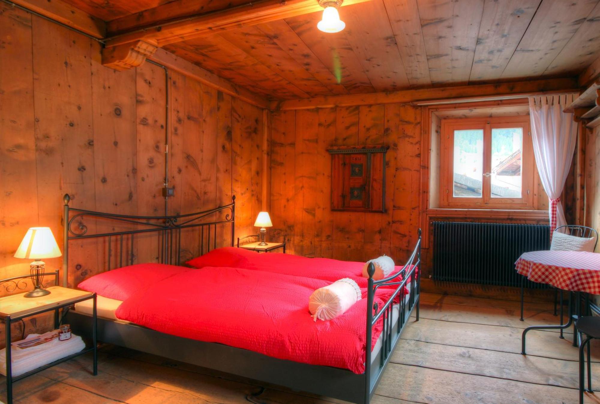 Zimmer mit Queensize-Bett und Gemeinschaftsbad